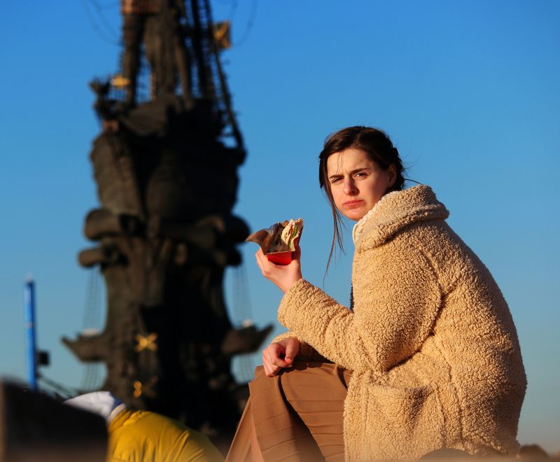 девушка, бутерброд, шубка, памятник, петр 1, церетели, фастфуд, есть, волосы Большому куску и рот радуется фото превью