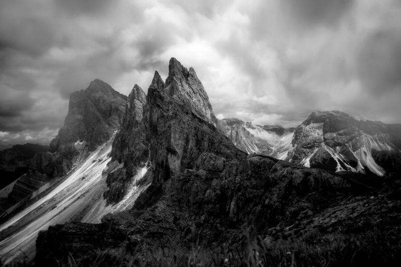 The Alpe di Seceda in black and white фото превью