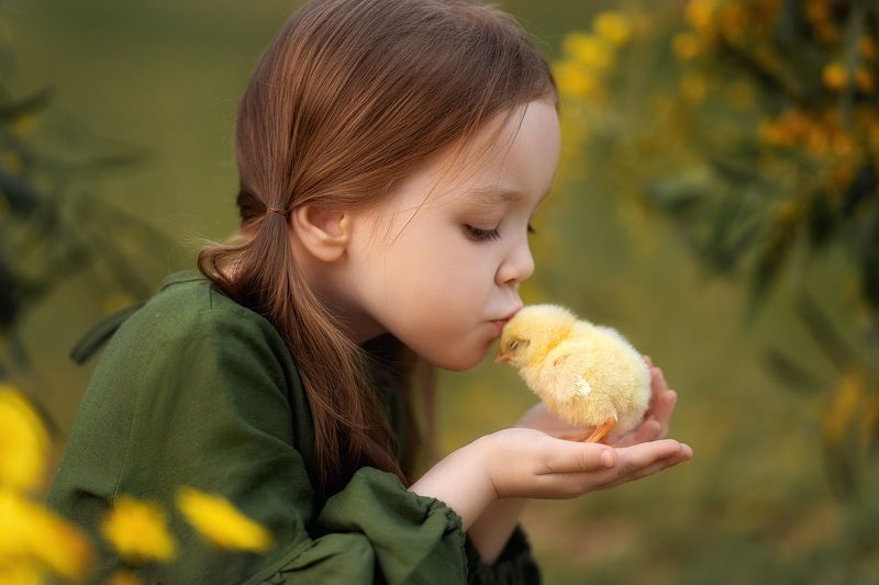 девочка пасха цыпленок поцелуй Милота фото превью