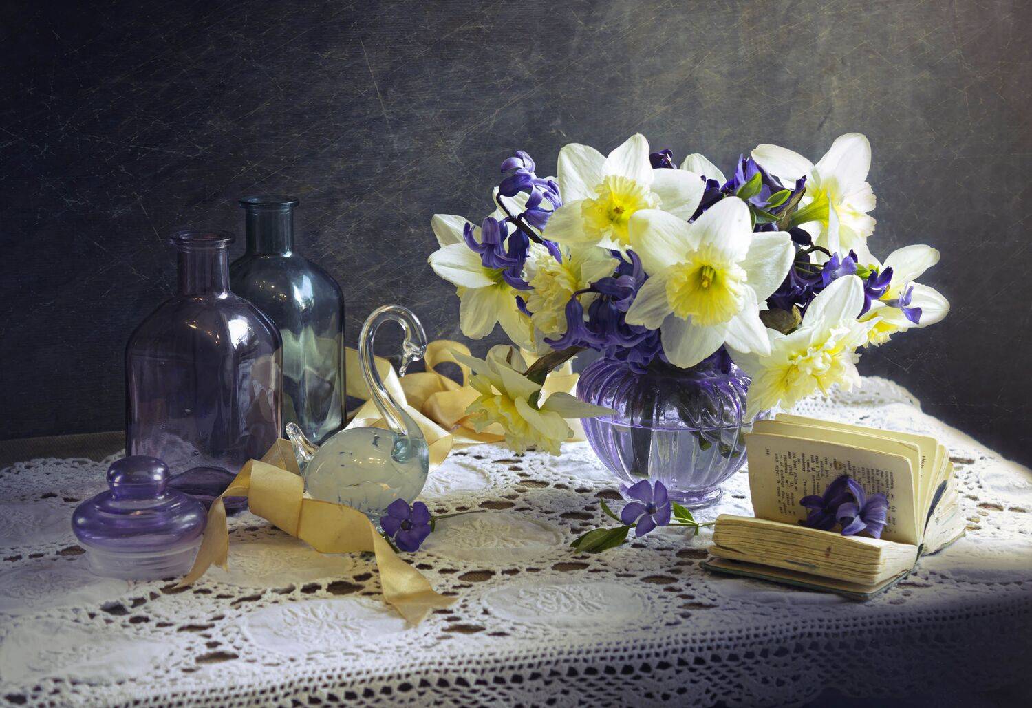 натюрморт, весна, нарциссы, бутылочки, цветное стекло, Лионелла Зимина