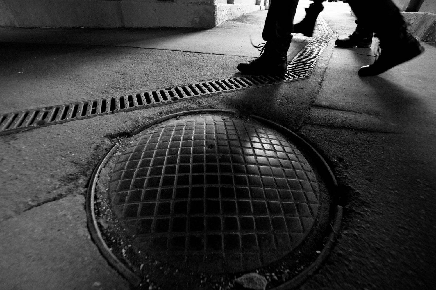 люк, круглый, чугунный, ноги, ботинки, шнурки, решетка, шар цвета хаки, Дмитрий Ткаченко