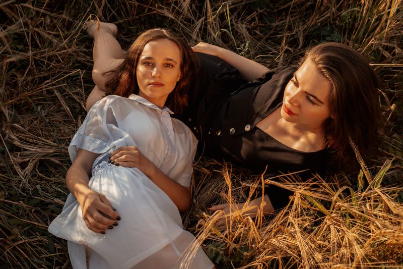 девушка поле закат солнце лето  фото превью