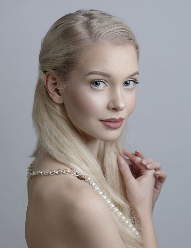 fine art , постановочная фотография ,жанровый портрет, губы , portrait , взрослая женщина  фото превью