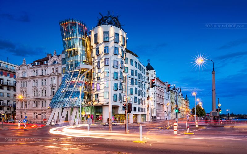 canon, europe, prague, czechia, czech, praha, architecture, iconic, landmark, travel, postcard, blue hour Танцующий дом / The Dancing House фото превью