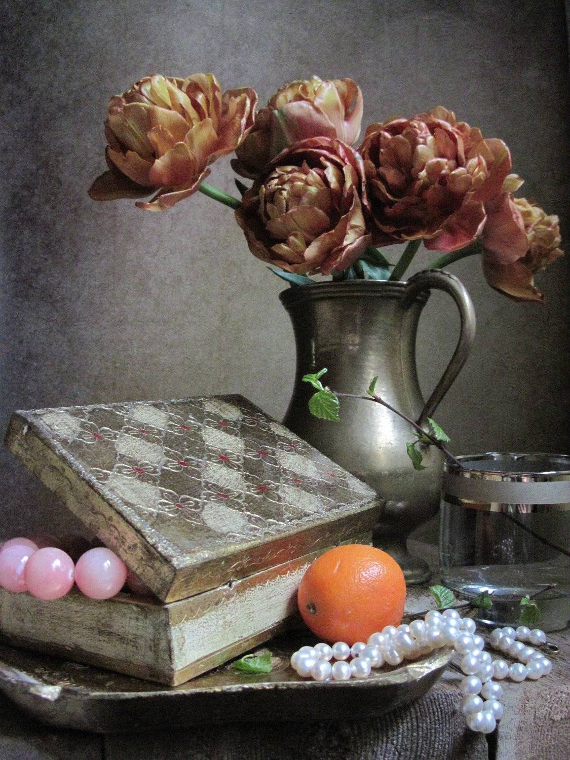 цветы, букет, тюльпаны, бусы, шкатулка, кувшин, латунь, винтаж, стакан, мандарин, Наталия Тихомирова