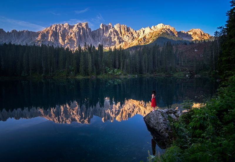 Lago di Carezza and the red dress фото превью