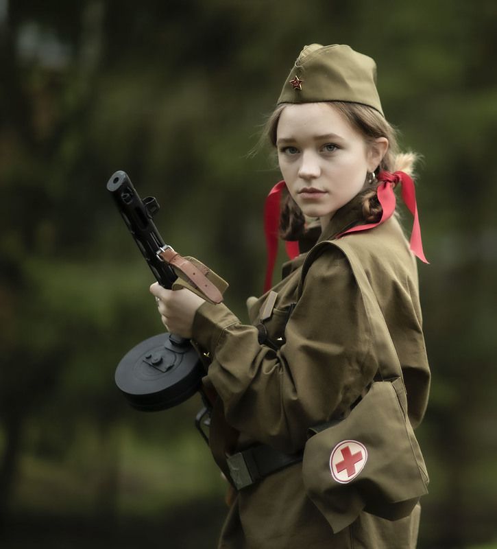девушка,боец, медсестра,оружие,привал, girl, soldier,nurse, weapon Хроника военных лет фото превью