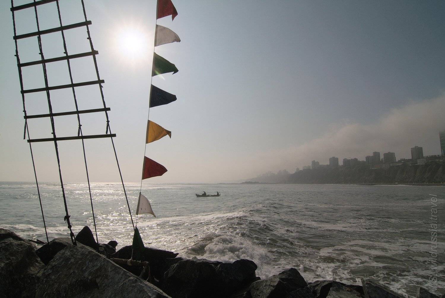 море, океан, берег, прибой, лодка, ветер, флаг, мачта, волна, солнце, перу, лима, америка, путешествие, приключение, шагнивнеизведанное, Владимир Столяров