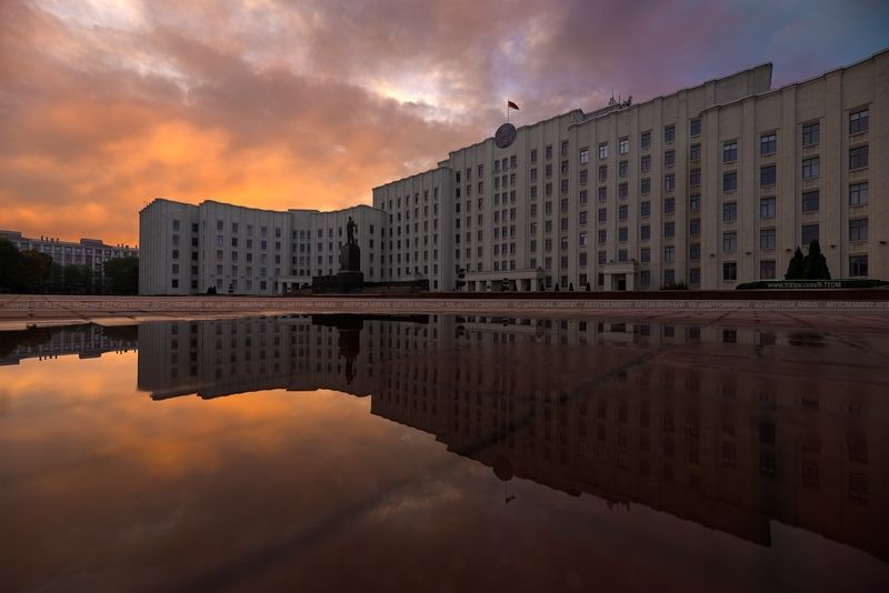книга владыка моря, артем мирный, белоруссия, беларусь, искусство, art, artyom mirniy, belarus, городской пейзаж, отражение, администрация Дом Советов. Город Могилёв (Беларусь) фото превью