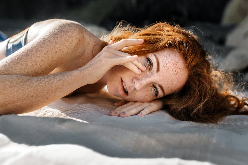 portrait close up close-up closeup face redhead eyes freckles sun outdoor lips Оксана фото превью