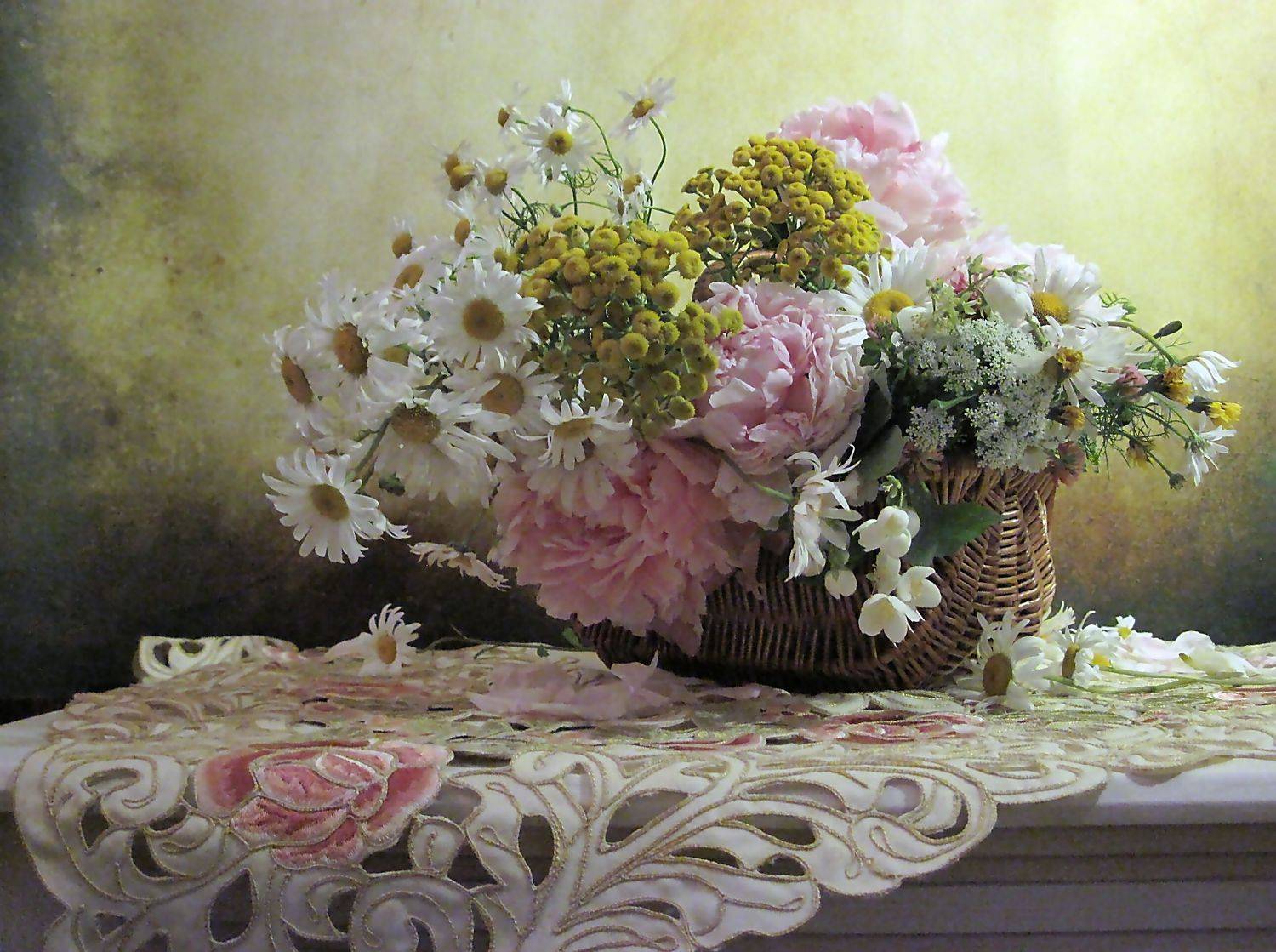 цветы, букет, пионы, ромашки, пижма, жасмин, сныть. корзинка, салфетка, Наталия Тихомирова