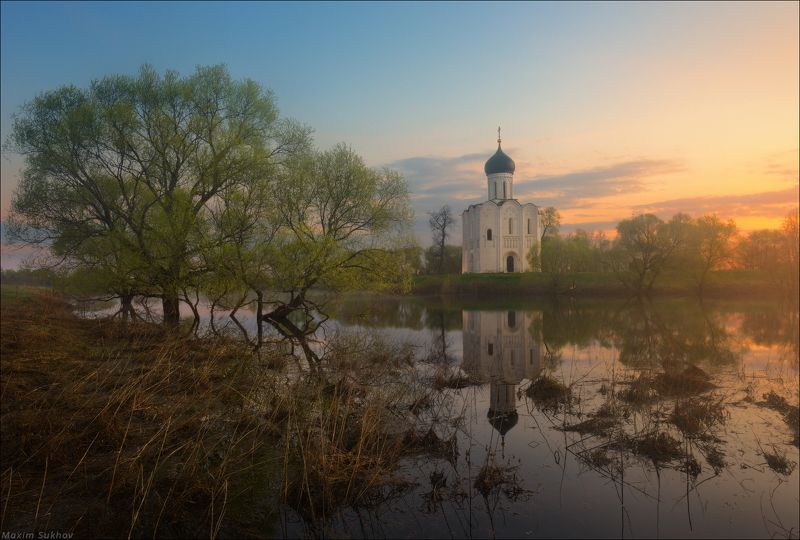 церковь покрова на нерли, покрова на нерли, боголюбово, владимир, утро, рассвет, весна, весениий, солнце, зелень, облака, храм Покрова на Нерли - отражение весны... фото превью