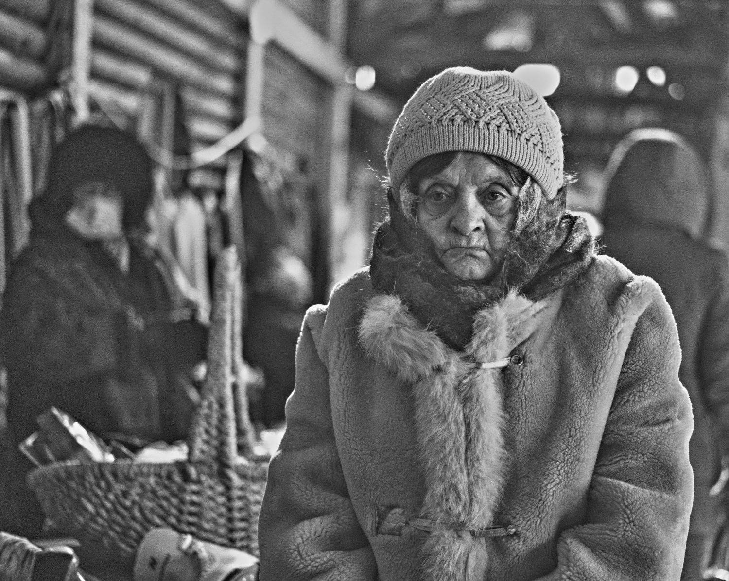 старушка, бабулька, закутанная, грустная, шуба, шарф, барахолка, вернисаж, Измайлово, корзина, продавцы, Дмитрий Ткаченко