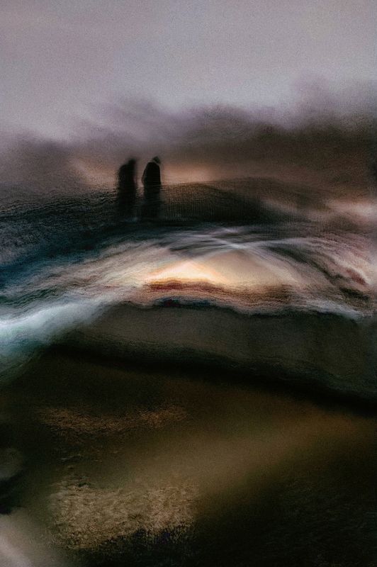 Люди на мосту фото превью