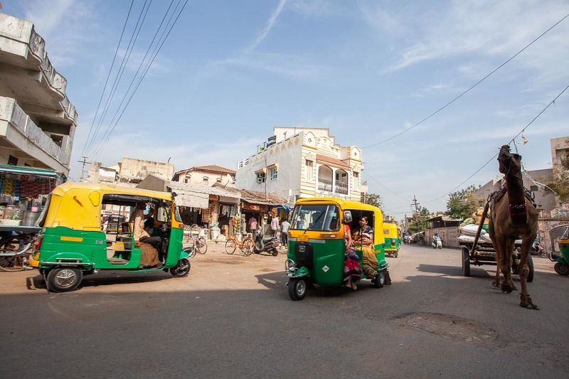индия, городской транспорт, транспорт, рикша, верблюд, моторикша, виды транспорта, город, улица, жизнь Индия. Городской транспорт фото превью