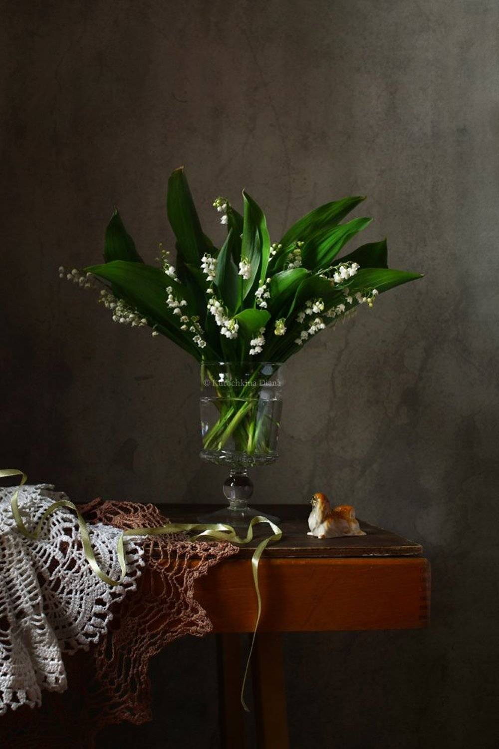 натюрморт, цветы, ландыши, пекинес, фарфоровая статуэтка, Курочкина Диана