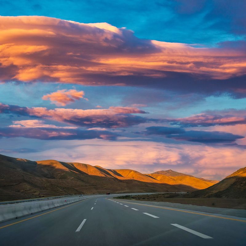 По дороге с облаками фото превью