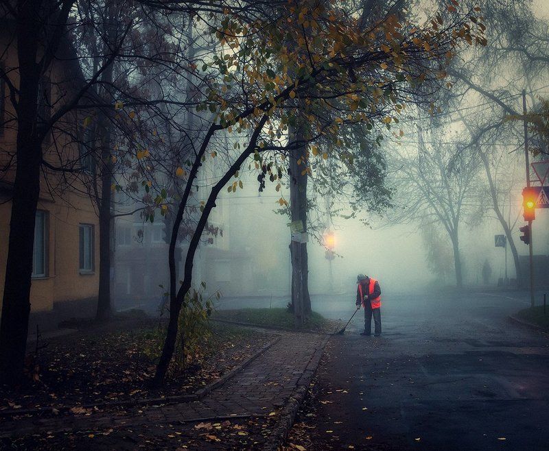 Подметает дворник осень... фото превью