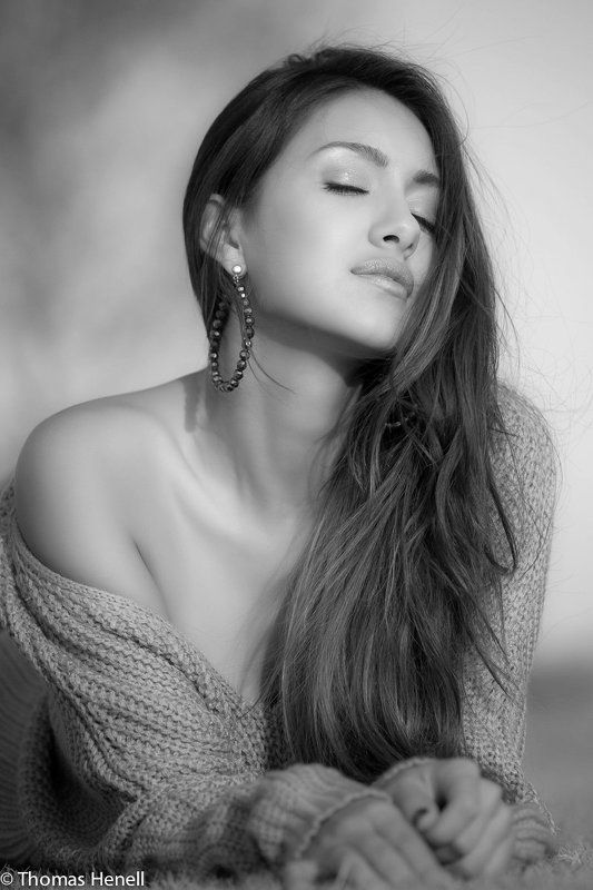 noelia, cristal, aguirre Noelia lying on lawn фото превью