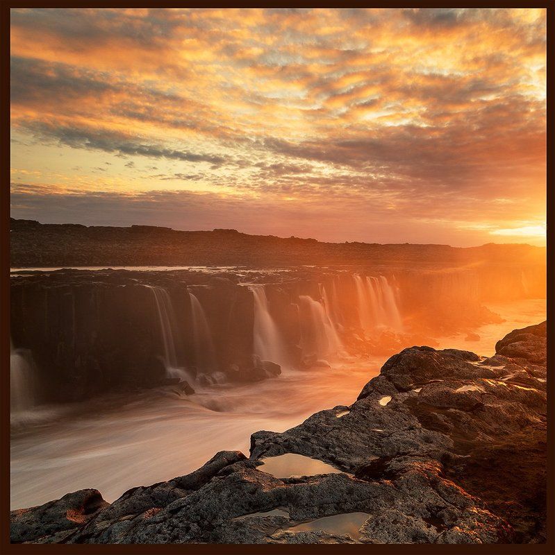 Красный водопад фото превью