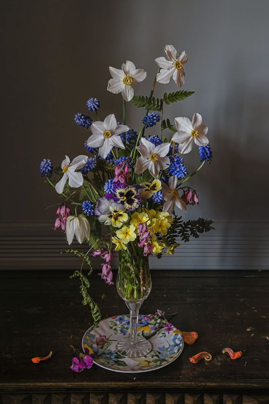 натюрморт, стекло, фарфор, цветы, нарциссы, мускари Весна на блюдце фото превью