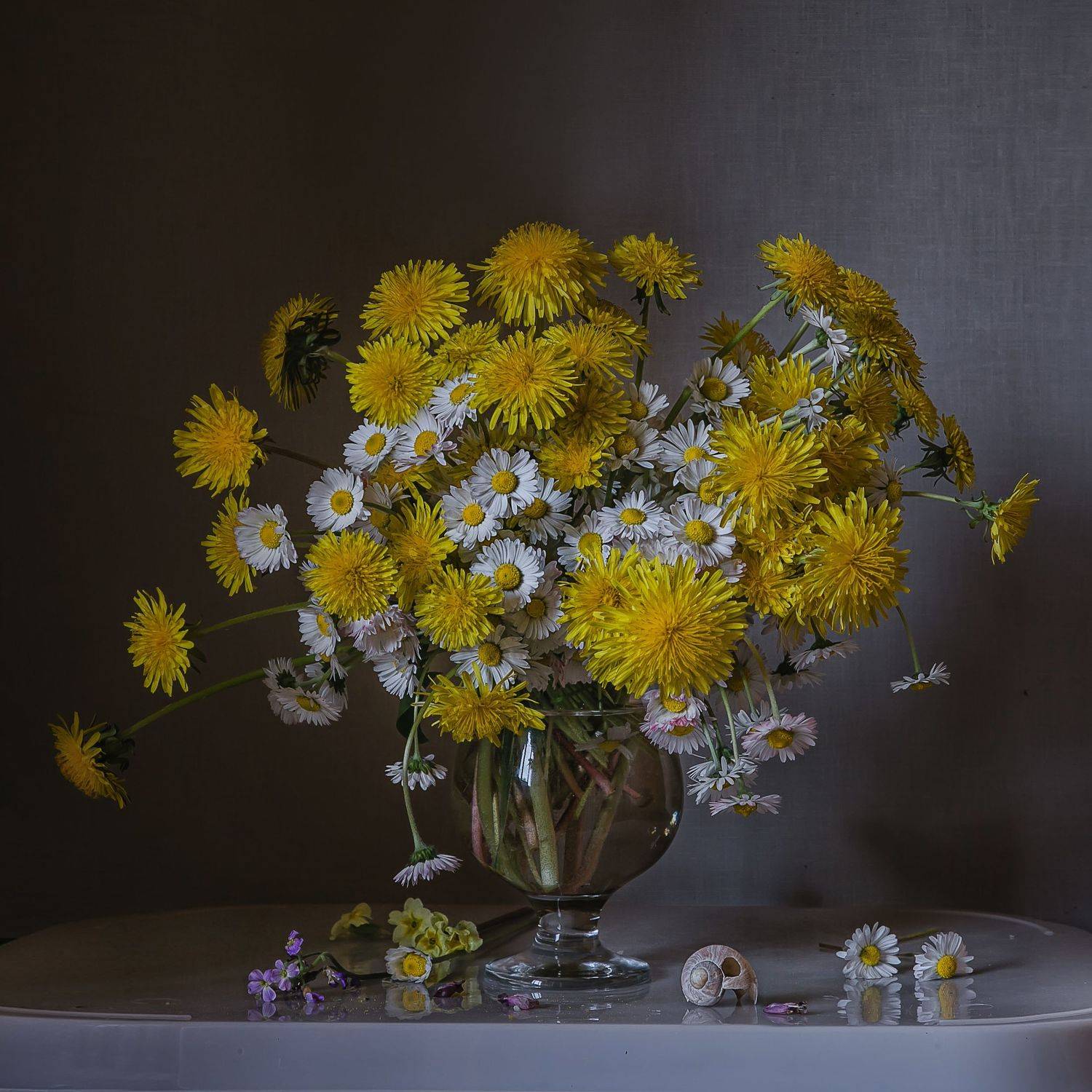 натюрморт, стекло, бокал, цветы, одуванчики, маргаритки, Анна Петина