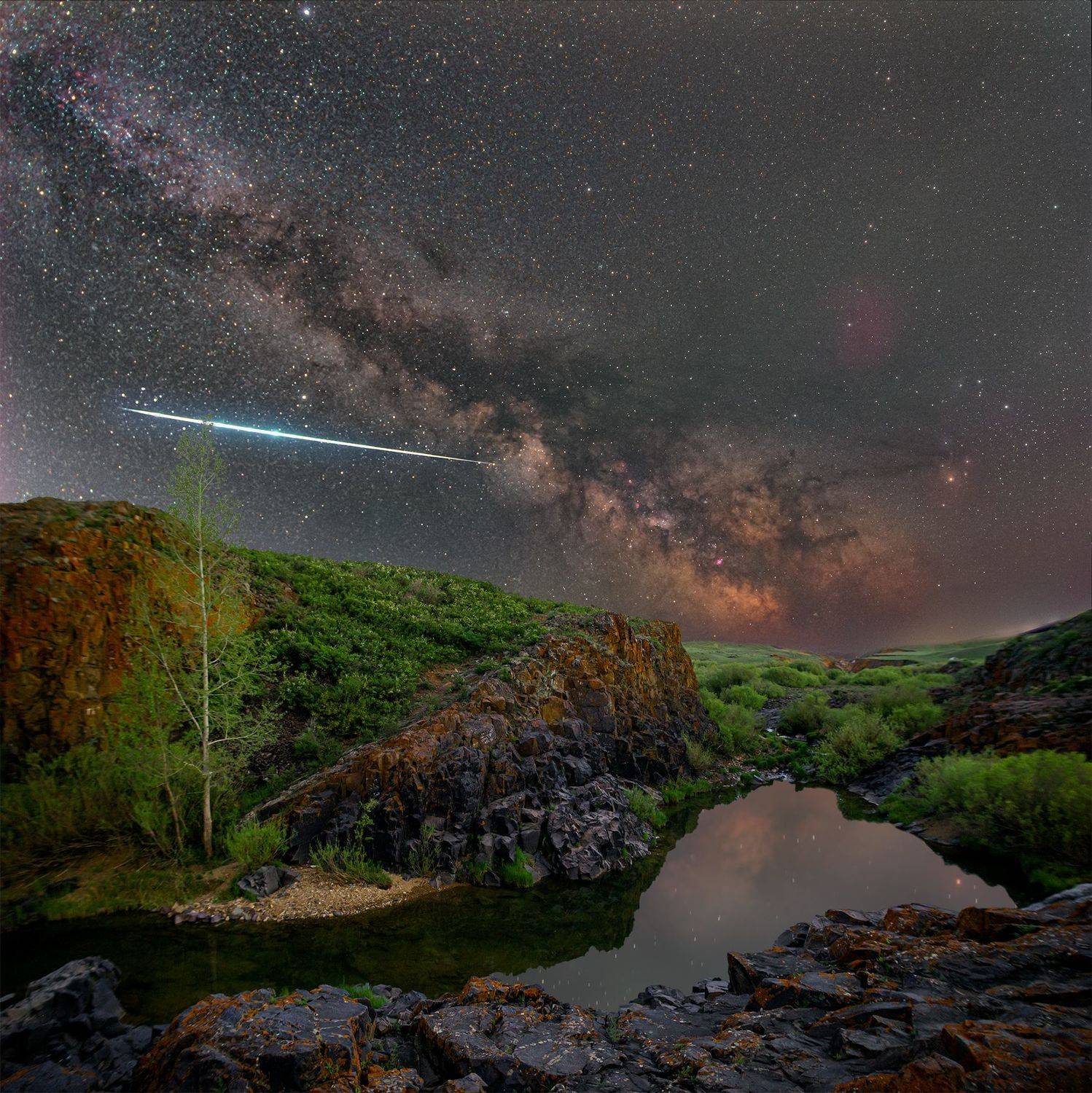 млечный путь, звезды, космос, ночь, длинная выдержка, canon, пейзаж, туманность, каньон, весна, река, вода, трава, зелень, камни, скалы, дерево, отражение, Евгений Бондарь
