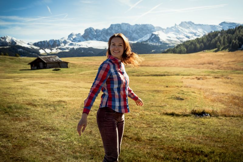 осень; девушка; природа; горы; долина; путешествия; туризм; домик; Обернись вокруг - природа очаровывающая! фото превью