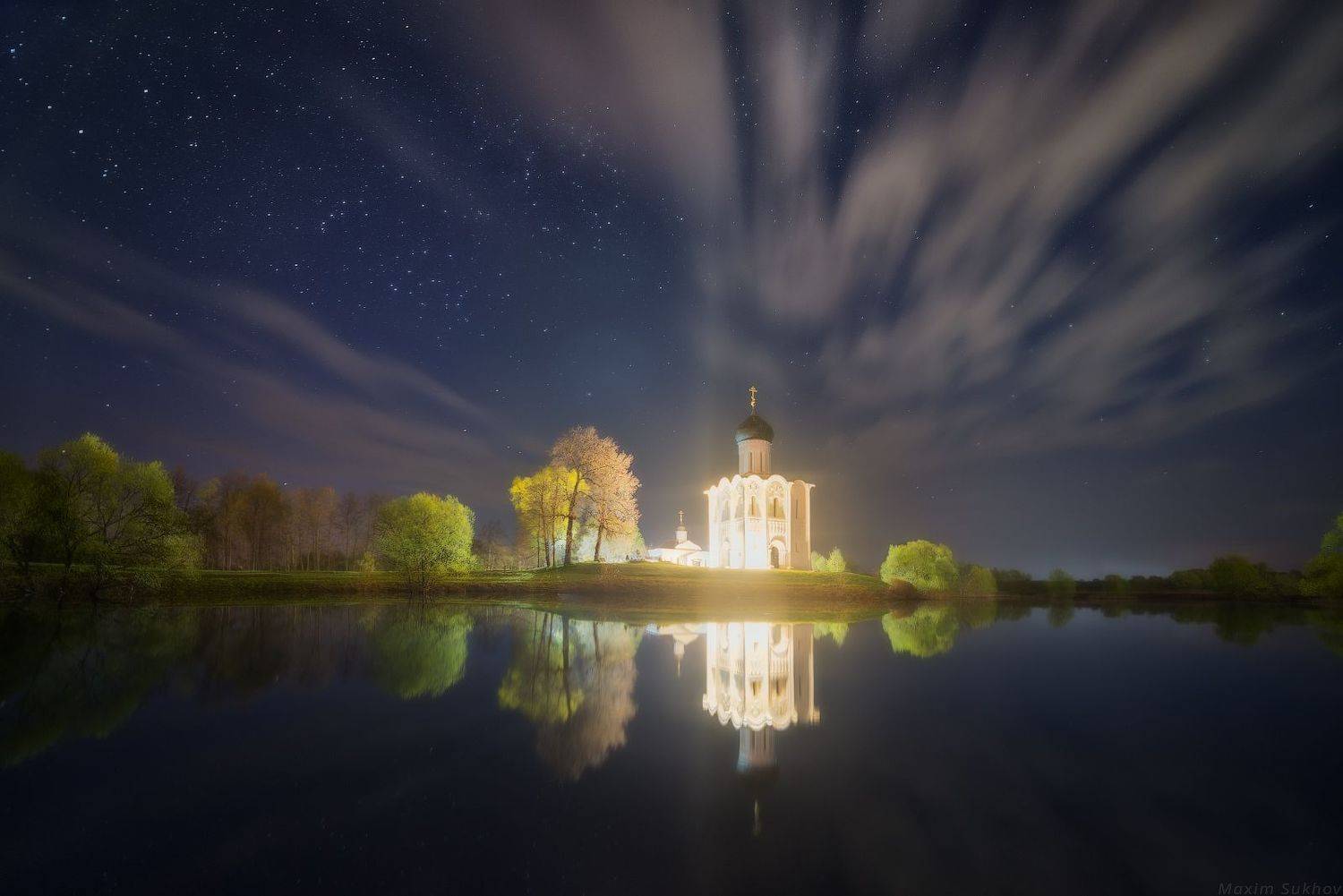 церковь покрова на нерли, покрова на нерли, боголюбово, владимир, ночь, звезды, весна, весениий, облака, свет, храм, отражение, вода, Максим Сухов