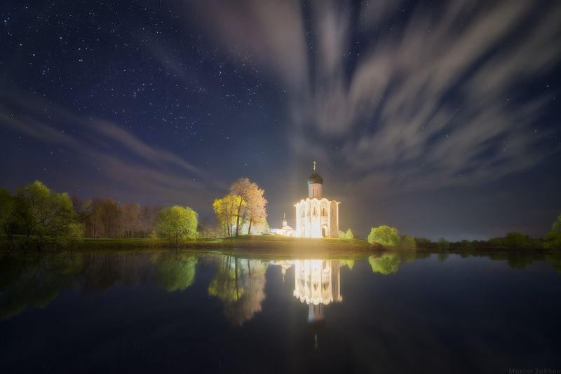 церковь покрова на нерли, покрова на нерли, боголюбово, владимир, ночь, звезды, весна, весениий, облака, свет, храм, отражение, вода Под звездным небом на Нерли фото превью