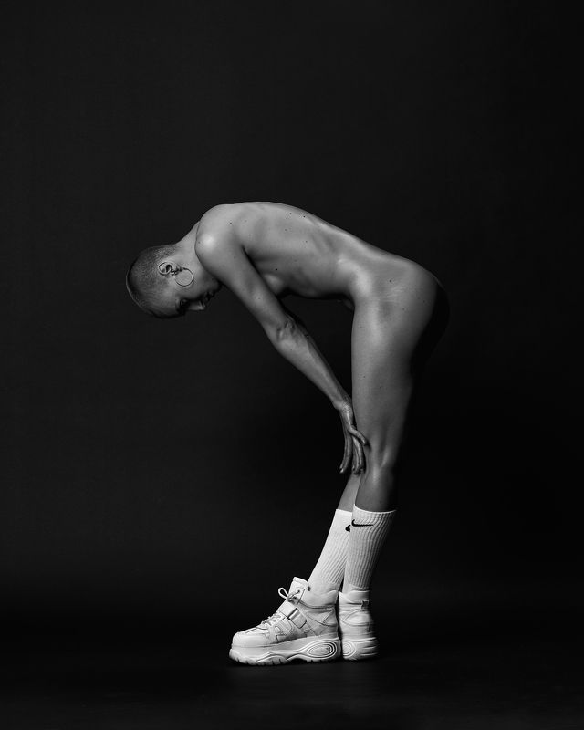 girl, nude, naked, studio, b&w, black and white, sport, figure, shape, wet, black, light, profoto, sony, Ksu фото превью