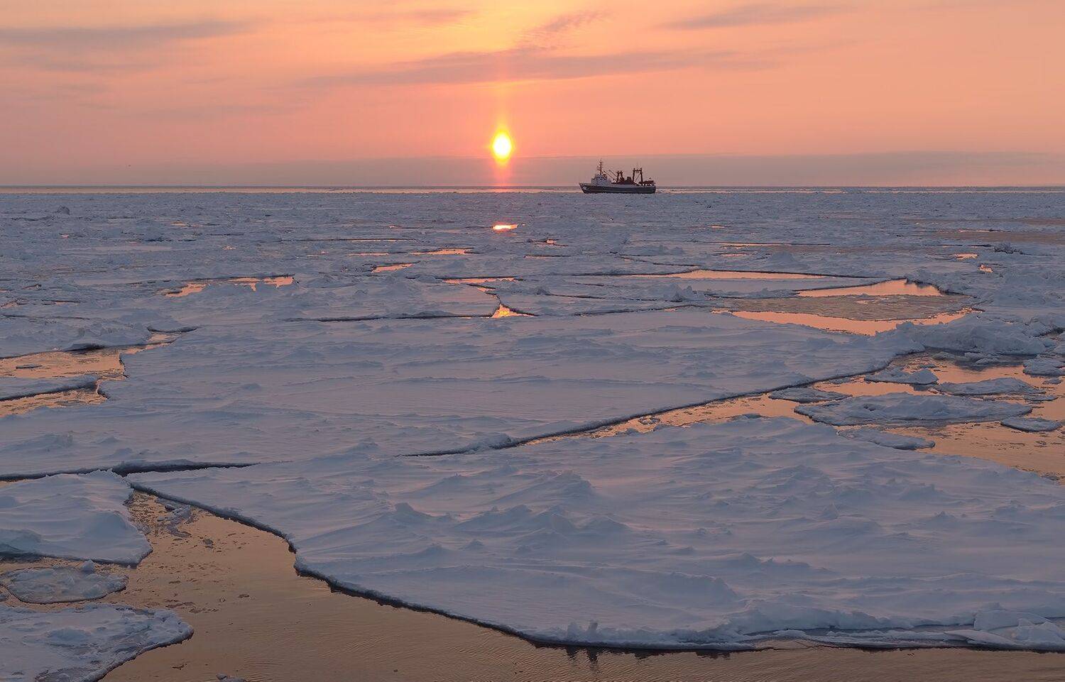 вечер, закат, охотское море, судно, льды, весна, Евгений Паршуков