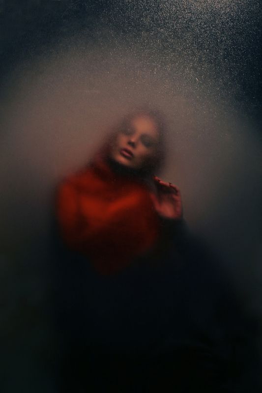 В красном фото превью