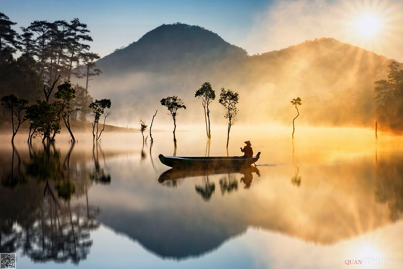 quanphoto, landscape, morning, sunrise, dawn, foggy, lake, reflections, nature, fishing, trees, mountains, vietnam Foggy Morning Reflections фото превью
