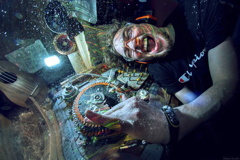 dj, диджей, wood, дерево, пульт, стол, диск, фреза, фрезы, стамеска, резец, мастерская, мастер, музыка, карандаш, штангенциркуль, угольник, линейка, книга, опилки, струбцина, тумблер, наушники, очки, диджейский пульт, нож, ножи, лезвие, стружка, столярка, DJ Wood. День второй фото превью