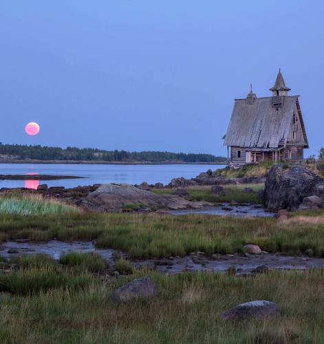 Восход луны над Белым морем