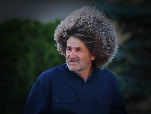 Горец с модной причёской...