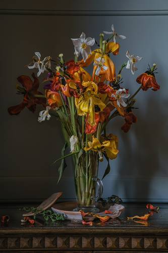 Увядший весенний букет