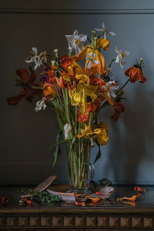 натюрморт, стекло, цветы, тюльпаны, нарциссы Увядший весенний букет фото превью