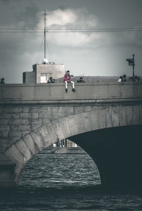 люди, мост, река, рыбак, рыбалка, удочка городская рыбалка фото превью