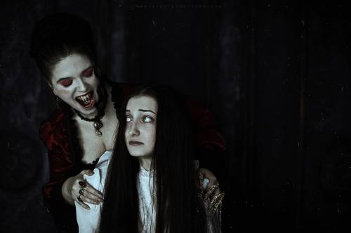 Л е д и   Б а т о р и  