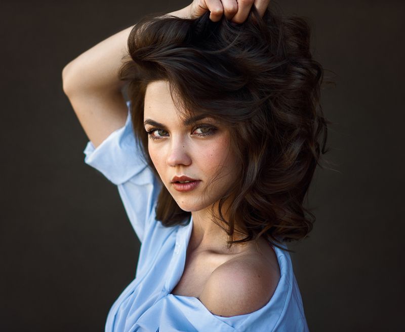 девушка, портрет, прическа, рубашка, взгляд Ангелина фото превью