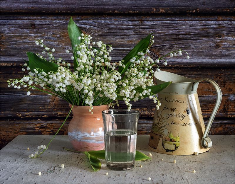 стакан с водой и ландыши фото превью