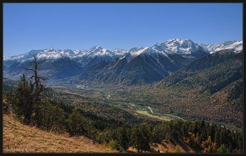 И реки у ног сквозь осень текут...