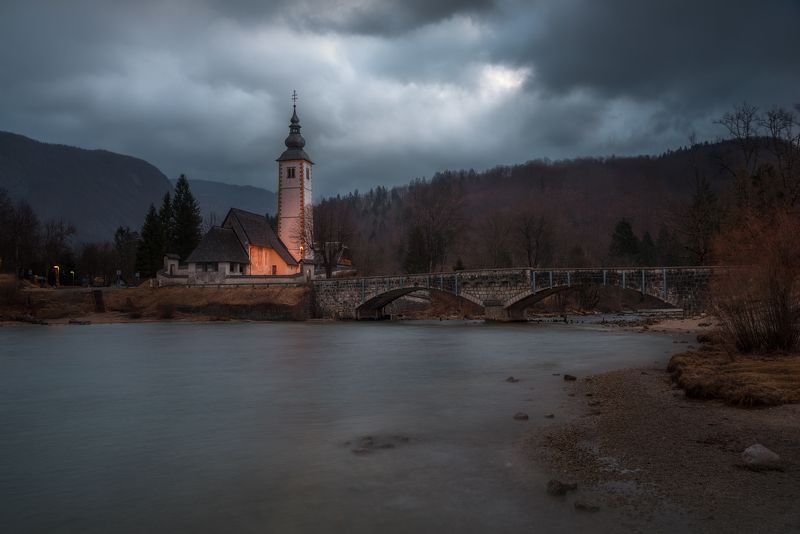 церковь, мост, озеро, Бохинь, Словения, облака, вода Хмурое утро фото превью