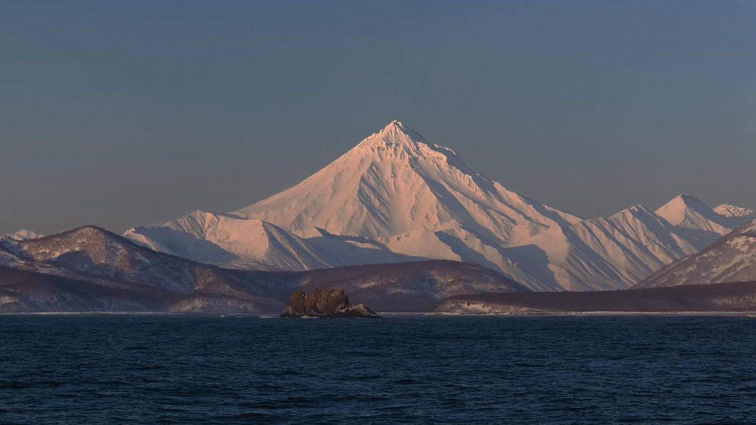 вулкан, утро, берингово море, берег, зима, Евгений Паршуков