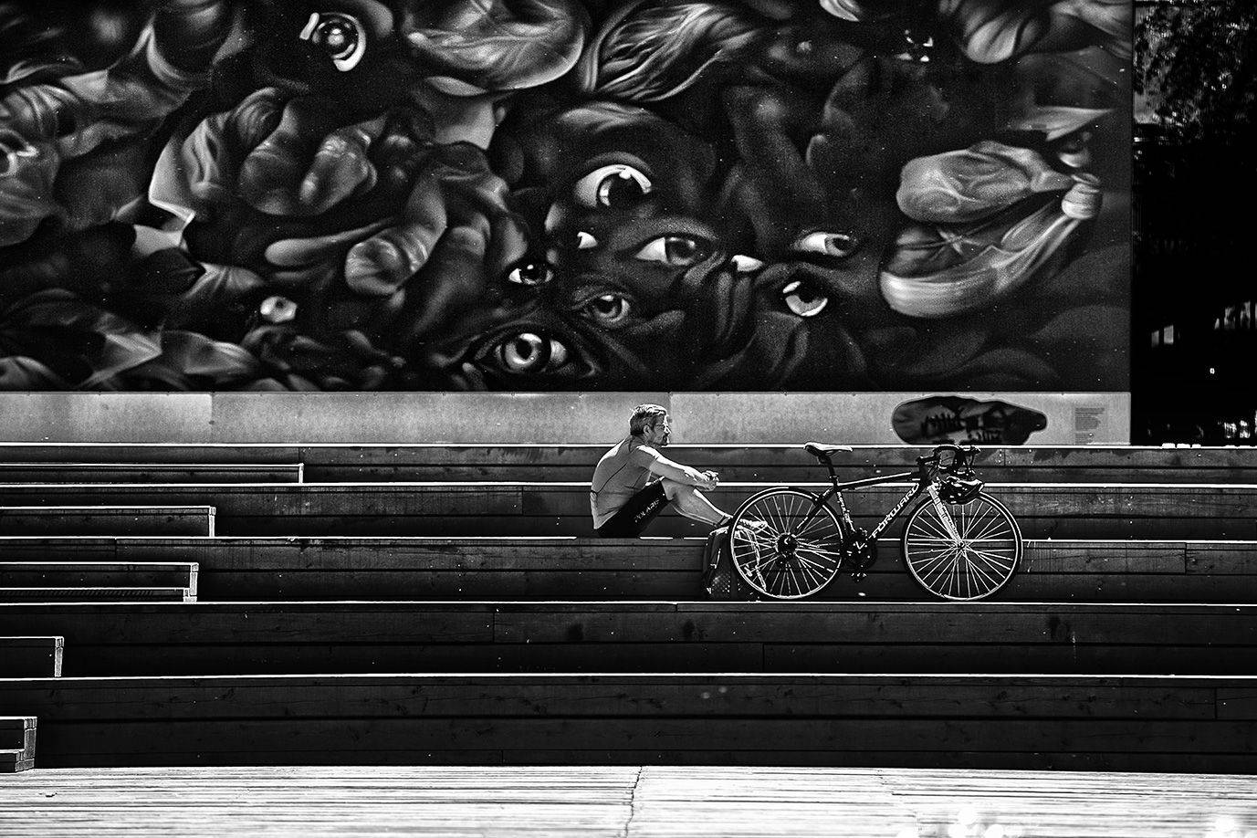 чб фото, уличная фотография, велосипедист, у фонтана, цдх на крымской наб, Vera Trandina