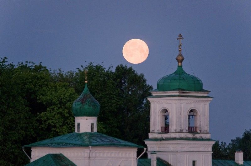 псков, город,мирожский монастырь,луна Лунная ночь. фото превью