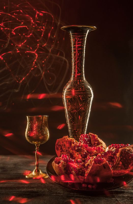 вино, гранат, искры, кубок Натюрморт с гранатом фото превью