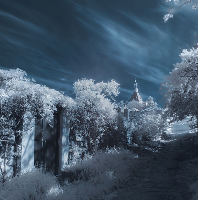 инфракрасная фотография, весна, длинная выдержка, храм, старая улица, керчь, крым, россия, анатолий щербак Туда. фото превью